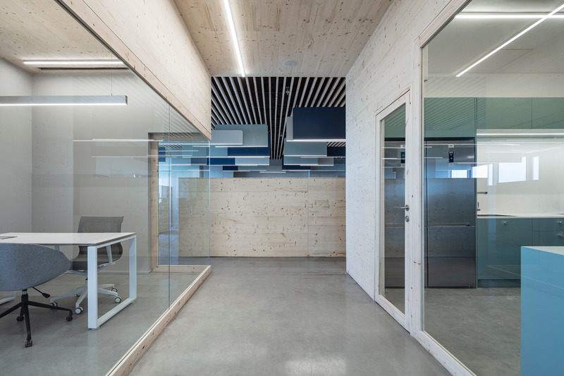 Dossier de presse | 5541-01 - Communiqué de presse | An Office Inspired by a Ski Resort, Surrounded by the Mediterranean Sea - OK Design by Offner Keren - Design d’intérieur commercial - Crédit photo : Amit Geron