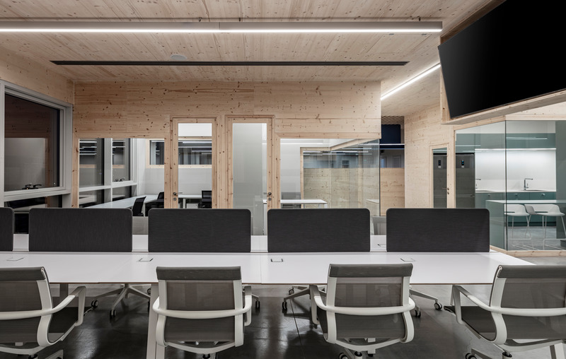 Dossier de presse | 5541-01 - Communiqué de presse | An Office Inspired by a Ski Resort, Surrounded by the Mediterranean Sea - OK Design by Offner Keren - Design d’intérieur commercial - Crédit photo : Amit Geron