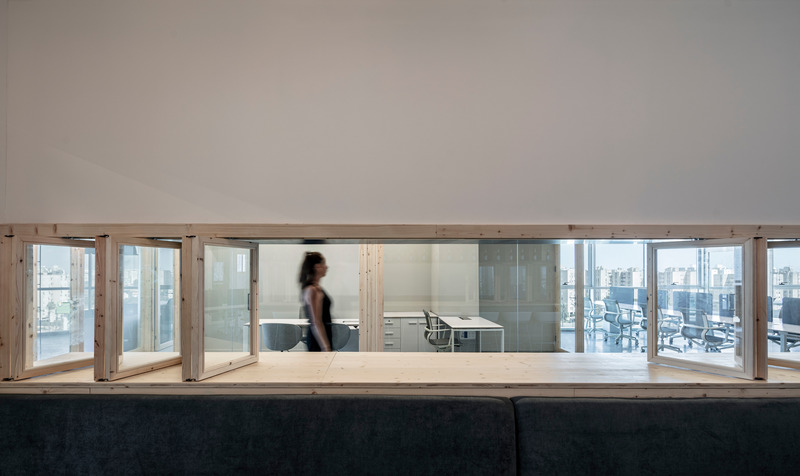 Dossier de presse | 5541-01 - Communiqué de presse | An Office Inspired by a Ski Resort, Surrounded by the Mediterranean Sea - OK Design by Offner Keren - Design d’intérieur commercial - Crédit photo : Amit Geron