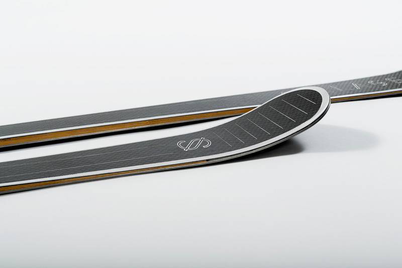 Dossier de presse | 1119-06 - Communiqué de presse | Skis d'exception de très haute qualité fabriqués en France - Sillage skis - Produit - Sillage / Le Carbone - Crédit photo : Thomas Lang