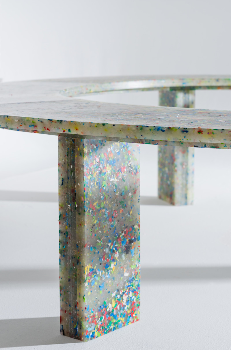 Dossier de presse | 4232-02 - Communiqué de presse | Circula. Tomek Rygalik’s Circular Design - Studio Rygalik - Produit - The plastic is made 100% from recycled packaging and was developed in collaboration with Boomplastic - a creative studio dedicated to plastic recycling. The visual and tactile result of this version is the beauty of waste material: the recycled plastic remains partially transparent to highlight the coarse and colorful fragments suspended within it.<span></span> - Crédit photo : Agnieszka Kula