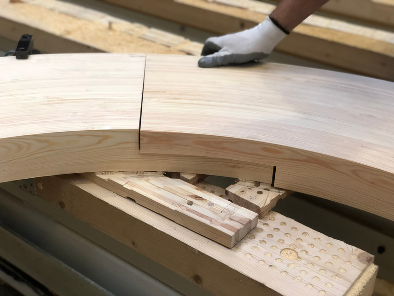 Dossier de presse | 4232-02 - Communiqué de presse | Circula. Tomek Rygalik’s Circular Design - Studio Rygalik - Produit - A detail of the joint of Circula in the wood version of the bench. - Crédit photo : Studio Rygalik
