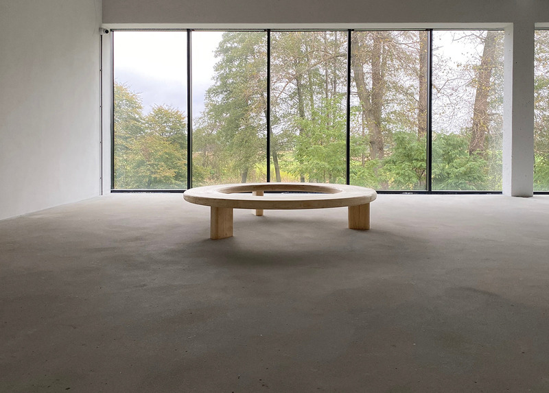 Dossier de presse | 4232-02 - Communiqué de presse | Circula. Tomek Rygalik’s Circular Design - Studio Rygalik - Produit - <p class="">The Circula bench rests on three legs, which can be anchored to the ground if necessary. These three supports guarantee complete stability, including on uneven surfaces.</p> - Crédit photo : Studio Rygalik