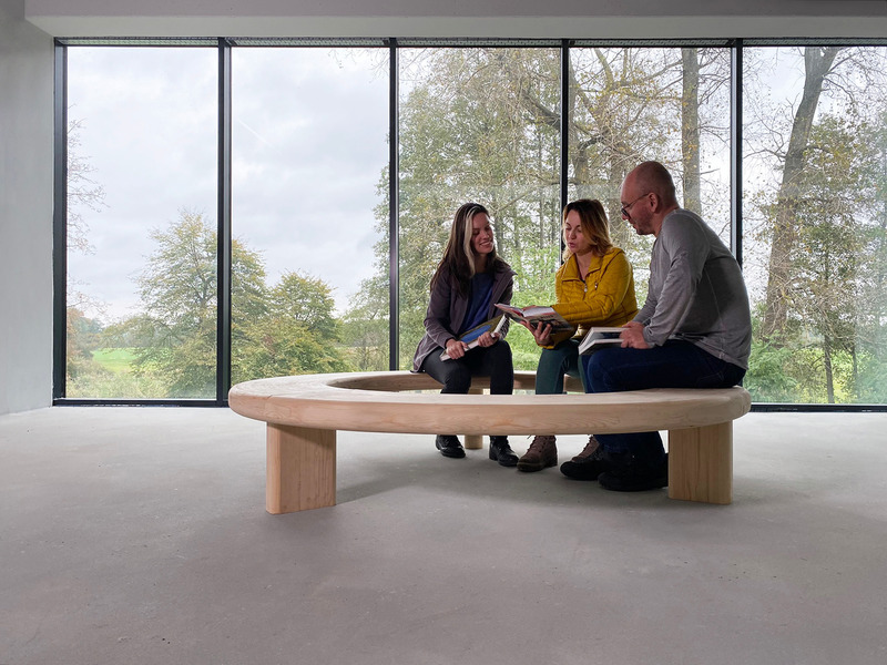 Dossier de presse | 4232-02 - Communiqué de presse | Circula. Tomek Rygalik’s Circular Design - Studio Rygalik - Produit - <p class="">Circula is available in a standard size - 75 inches / 190 centimeters in diameter - with seating capacities ranging from 2 to 4 people. In addition to a wide range of colors and materials, Circula also offers exclusive customization.</p> - Crédit photo : Studio Rygalik