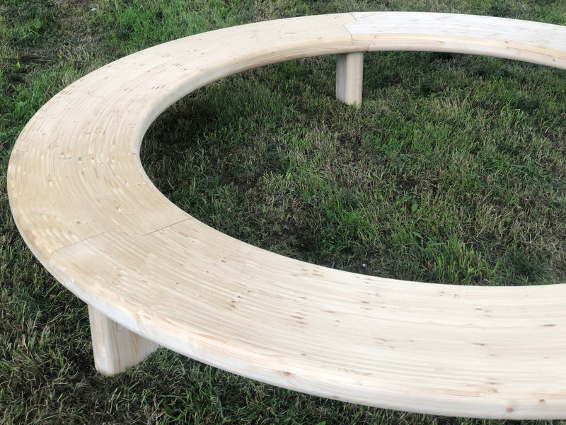 Dossier de presse | 4232-02 - Communiqué de presse | Circula. Tomek Rygalik’s Circular Design - Studio Rygalik - Produit - Circula in pine wood. The regular diameter is  75inches/190 centimeters and fits between 2 and 4 people - Crédit photo : Studio Rygalik
