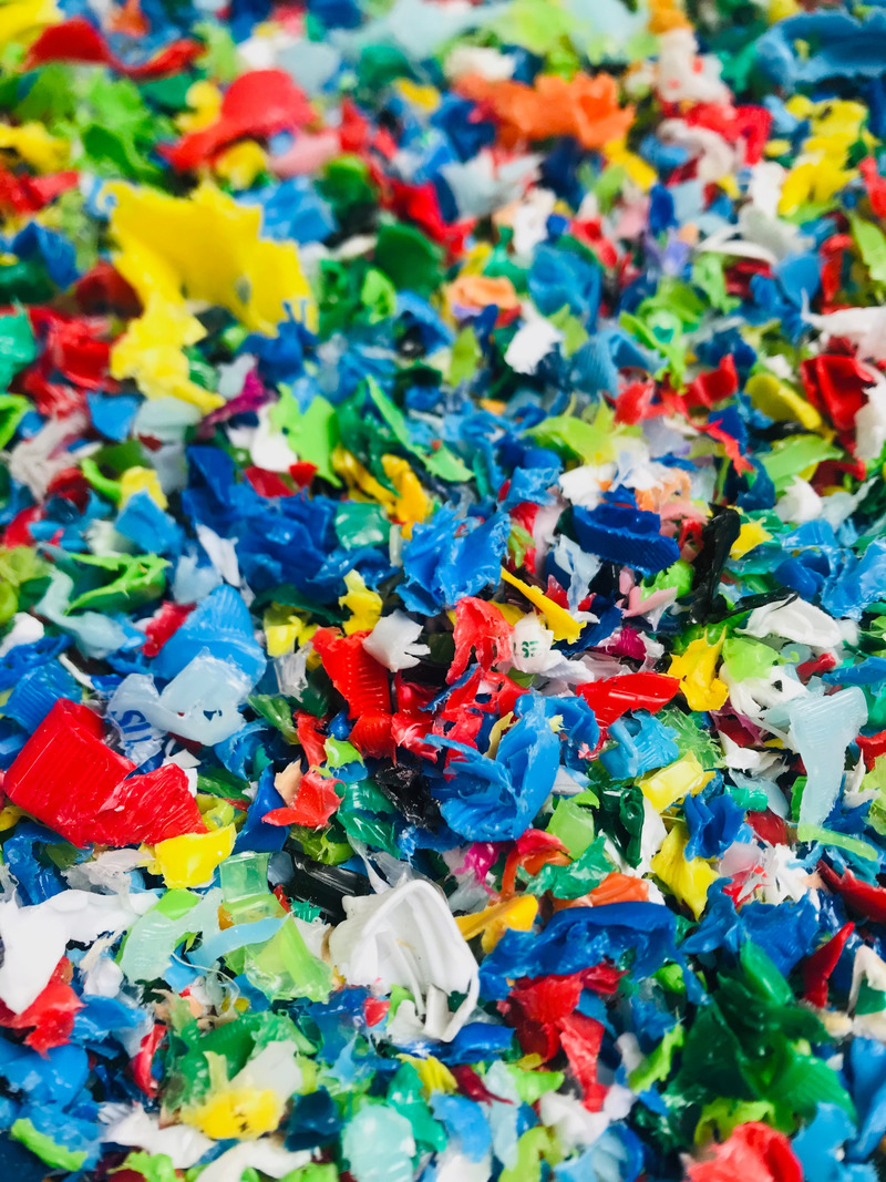Dossier de presse | 4232-02 - Communiqué de presse | Circula. Tomek Rygalik’s Circular Design - Studio Rygalik - Produit - The mixture of recycled plastic remains partially transparent and highlights the coarse and colorful fragments suspended within it.<span></span> - Crédit photo : Studio Rygalik