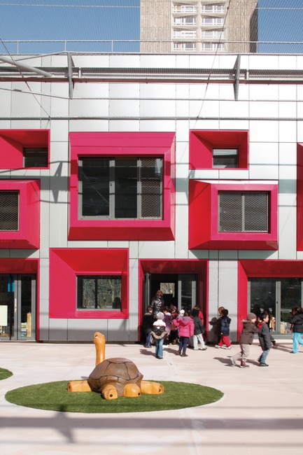 Dossier de presse | 994-01 - Communiqué de presse | Ecole maternelle, Dalle des Olympiades, Paris 13e arrondissement - Eva Samuel architecte urbaniste et associés - Architecture institutionnelle - The photographs are not royalty free, please contact Eva Samuel Architecte Urbaniste & Associes for access. secretariat@evasamuel.fr   Tel. : 33 (0) 1 40 19 03 11 - Crédit photo : Gaston Bergeret