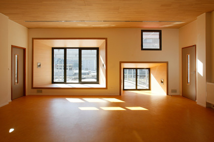 Dossier de presse | 994-01 - Communiqué de presse | Ecole maternelle, Dalle des Olympiades, Paris 13e arrondissement - Eva Samuel architecte urbaniste et associés - Architecture institutionnelle - The photographs are not royalty free, please contact Eva Samuel Architecte Urbaniste & Associes for access. secretariat@evasamuel.fr   Tel. : 33 (0) 1 40 19 03 11 - Crédit photo : Gaston Bergeret