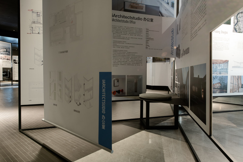 Dossier de presse | 5545-01 - Communiqué de presse | Inaugural Sino-Europe Invitational Architectural Exhibition 2020-2021 (Shanghai) - Sino-Europe Architectural Center (SEAMC) - Évènement + Exposition - Display shelf with seat - Crédit photo : Roca Shanghai Gallery