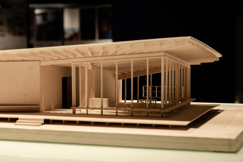 Dossier de presse | 5545-01 - Communiqué de presse | Inaugural Sino-Europe Invitational Architectural Exhibition 2020-2021 (Shanghai) - Sino-Europe Architectural Center (SEAMC) - Évènement + Exposition - Model of River View Service Stations, East-bund, Shanghai_by Atelier Z+ - Crédit photo : Roca Shanghai Gallery
