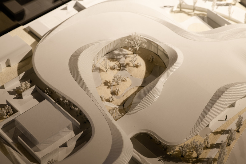 Dossier de presse | 5545-01 - Communiqué de presse | Inaugural Sino-Europe Invitational Architectural Exhibition 2020-2021 (Shanghai) - Sino-Europe Architectural Center (SEAMC) - Évènement + Exposition - Model of The Chengdu VUE Resort_by RSAA Büro Ziyu Zhuang - Crédit photo : Roca Shanghai Gallery