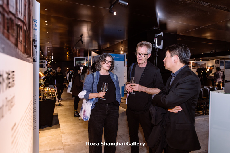 Dossier de presse | 5545-01 - Communiqué de presse | Inaugural Sino-Europe Invitational Architectural Exhibition 2020-2021 (Shanghai) - Sino-Europe Architectural Center (SEAMC) - Évènement + Exposition - MVDRV Mr.Steve Smith (middle) chat with David Chipperfield Architects China partner Mr.Libin Chen (right) - Crédit photo : Roca Shanghai Gallery