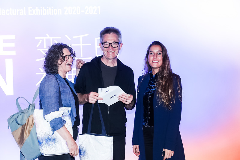 Dossier de presse | 5545-01 - Communiqué de presse | Inaugural Sino-Europe Invitational Architectural Exhibition 2020-2021 (Shanghai) - Sino-Europe Architectural Center (SEAMC) - Évènement + Exposition - MVDRV Mr.Steve Smith (middle) and his wife photo with Roca China Galleries Manager Irene (right) - Crédit photo : SEAMC