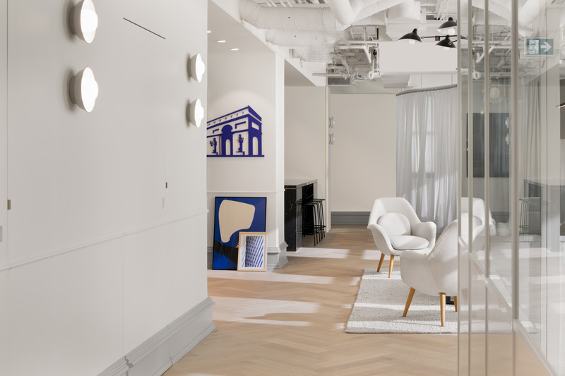 Dossier de presse | 5571-01 - Communiqué de presse | Return to Work Post Pandemic: How Financial Firm Transforms the Workplace - Edit Studios Inc. - Design d’intérieur commercial - The entry highlights BlueArck's classic blue logo and leads the way into the lounge.  - Crédit photo : Ema Peter Photography