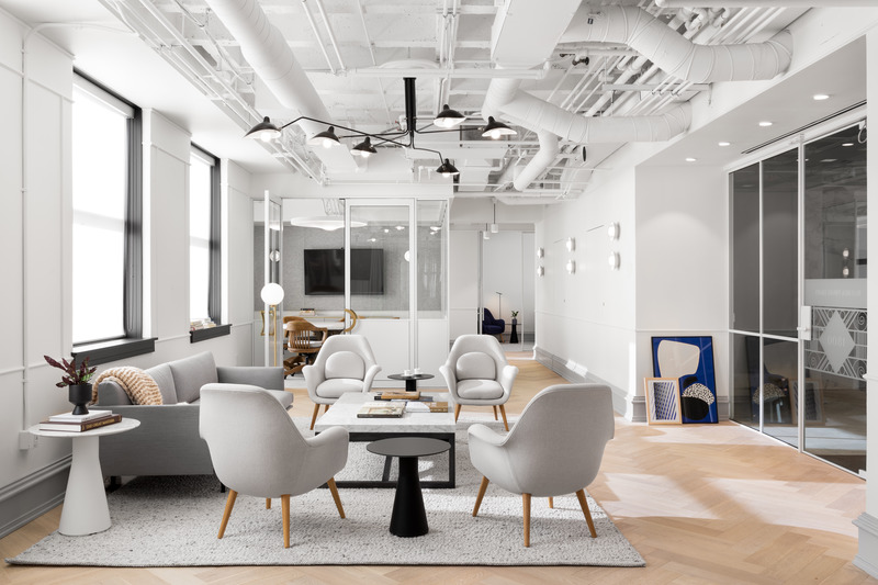 Dossier de presse | 5571-01 - Communiqué de presse | Return to Work Post Pandemic: How Financial Firm Transforms the Workplace - Edit Studios Inc. - Design d’intérieur commercial - The lounge is warm, inviting, and comfortable with modern furniture and classic French lighting. - Crédit photo : Ema Peter Photography