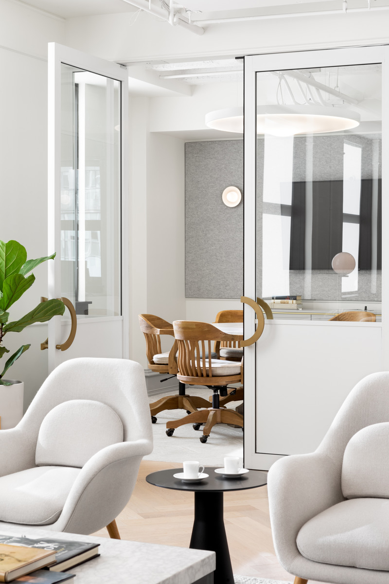 Dossier de presse | 5571-01 - Communiqué de presse | Return to Work Post Pandemic: How Financial Firm Transforms the Workplace - Edit Studios Inc. - Design d’intérieur commercial - The main meeting room offers privacy without completely disconnecting users from the space at large. - Crédit photo : Ema Peter Photography