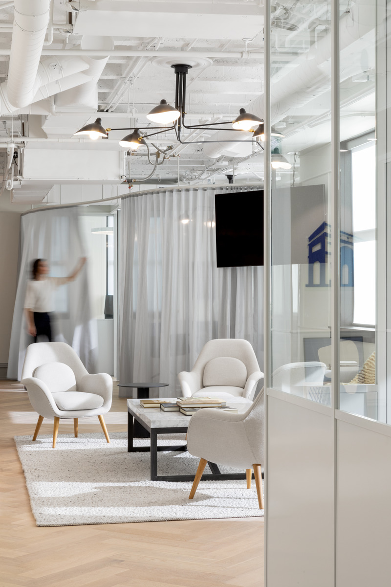 Dossier de presse | 5571-01 - Communiqué de presse | Return to Work Post Pandemic: How Financial Firm Transforms the Workplace - Edit Studios Inc. - Design d’intérieur commercial - Soft draperies wrap around what we're calling the Dining Room which allows users to cordon off the area for private meetings. - Crédit photo : Ema Peter Photography