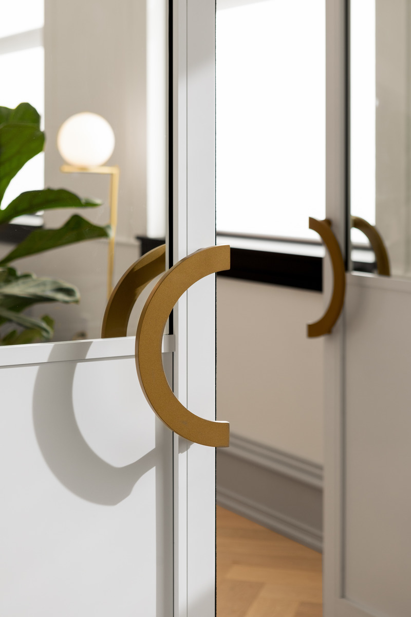 Dossier de presse | 5571-01 - Communiqué de presse | Return to Work Post Pandemic: How Financial Firm Transforms the Workplace - Edit Studios Inc. - Design d’intérieur commercial - Custom brass door pulls highlight Edit Studios attention to detail. - Crédit photo : Ema Peter Photography