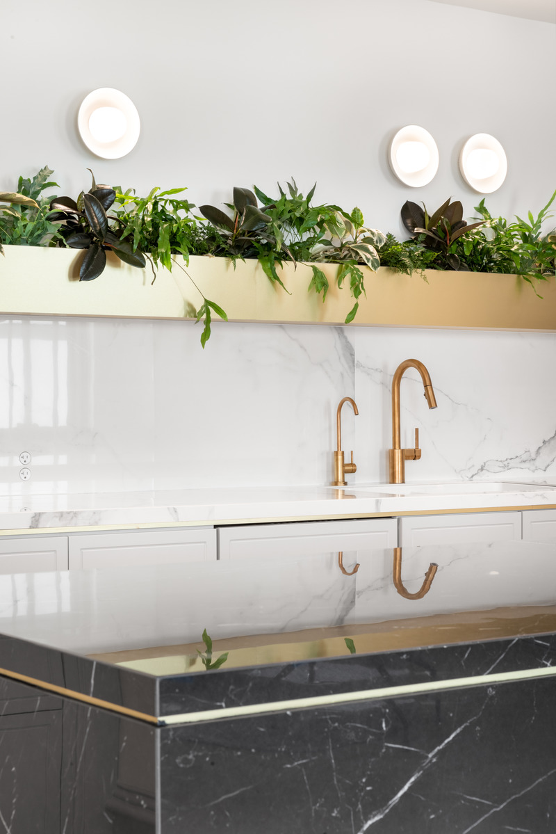 Dossier de presse | 5571-01 - Communiqué de presse | Return to Work Post Pandemic: How Financial Firm Transforms the Workplace - Edit Studios Inc. - Design d’intérieur commercial - Brass reveals, fixtures, and planter boxes provide a beautiful contrast against the muted and sophisticated backdrop. - Crédit photo : Ema Peter Photography