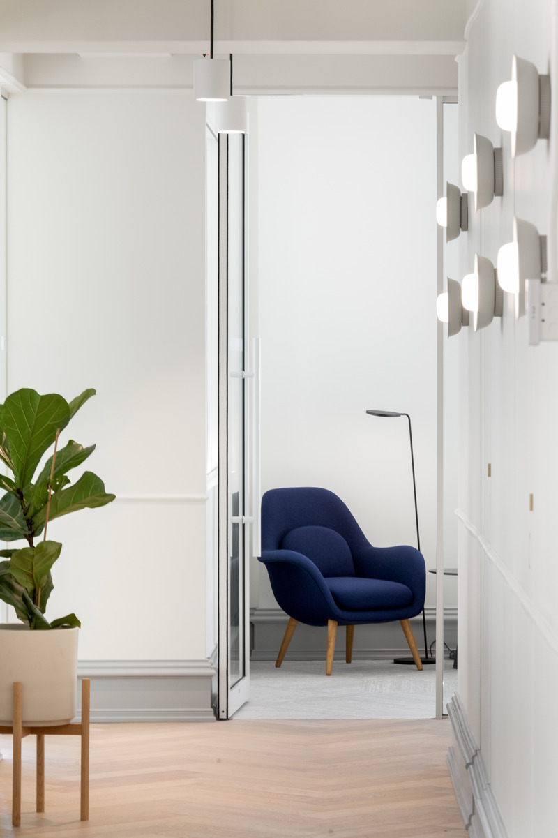 Dossier de presse | 5571-01 - Communiqué de presse | Return to Work Post Pandemic: How Financial Firm Transforms the Workplace - Edit Studios Inc. - Design d’intérieur commercial - Decorative sconces line the corridor leading to inviting private offices.  - Crédit photo : Ema Peter Photography