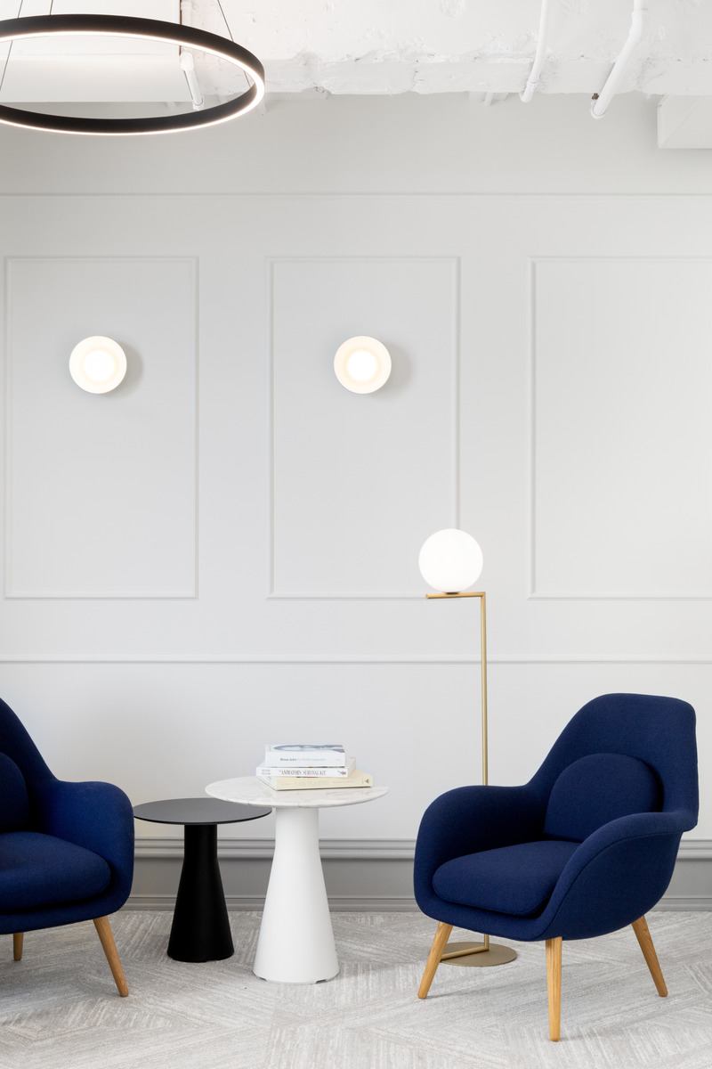 Dossier de presse | 5571-01 - Communiqué de presse | Return to Work Post Pandemic: How Financial Firm Transforms the Workplace - Edit Studios Inc. - Design d’intérieur commercial - Cozy blue chairs create a place to pause, reflect, and reset during a hectic work day.  - Crédit photo : Ema Peter Photography