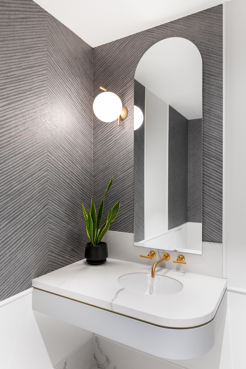 Dossier de presse | 5571-01 - Communiqué de presse | Return to Work Post Pandemic: How Financial Firm Transforms the Workplace - Edit Studios Inc. - Design d’intérieur commercial - A private washroom allows for a hygienic and safe place for users to freshen up within their own office. Curved forms and dynamic wallpaper add some visual interest to a space that is usually forgotten. - Crédit photo : Ema Peter Photography
