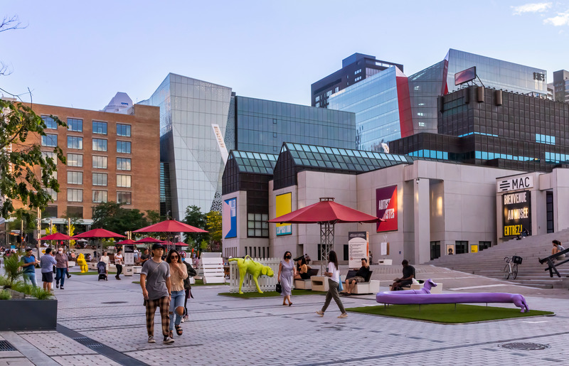 Press kit | 583-22 - Press release | Re-Imagining Urban Spaces and Culture During a Global Pandemic - Quartier des Spectacles Partnership - Event + Exhibition -   <p class=""><i>Dans ma cour... ç'a du chien !</i> from Mélanie Crespin, Quartier des spectacles </p>   - Photo credit: Eva Blue
