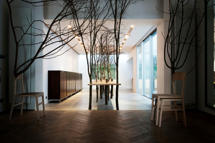 Press kit | 962-01 - Press release | The fantasies of Charles, his table and his guests - Charles Kaisin - Product - Table arbre - Charles Kaisin - Photo credit: Marie-Françoise Plissart