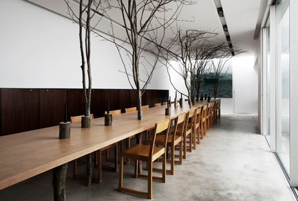 Press kit | 962-01 - Press release | The fantasies of Charles, his table and his guests - Charles Kaisin - Product - Table arbre - Charles Kaisin - Photo credit: Marie-Françoise Plissart