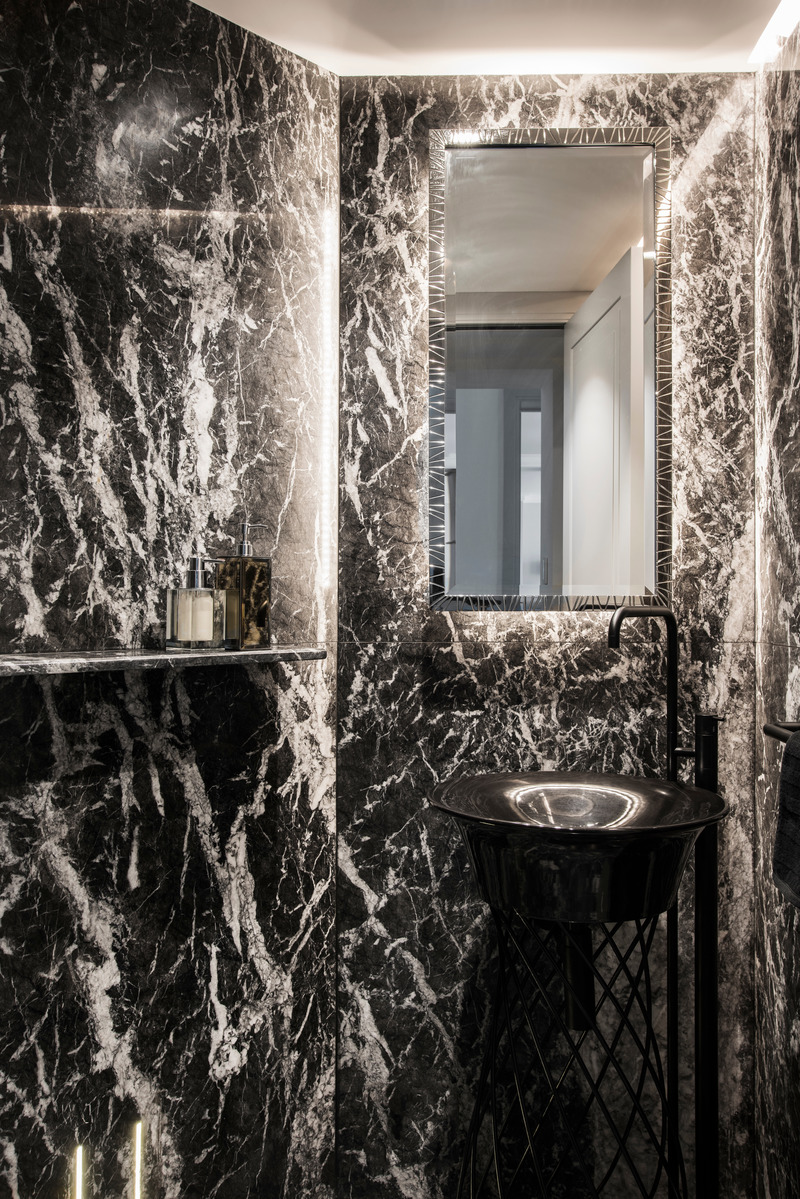 Press kit | 2147-03 - Press release | KNOF Design Creates a Unified Kensington Townhouse - KNOF design - Residential Interior Design - GUEST POWDER ROOM - Photo credit: DAVID CLEVELAND