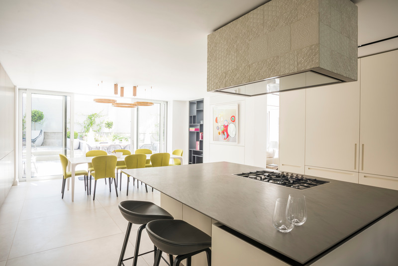 Press kit | 2147-03 - Press release | KNOF Design Creates a Unified Kensington Townhouse - KNOF design - Residential Interior Design - OPEN KITCHEN - Photo credit: DAVID CLEVELAND