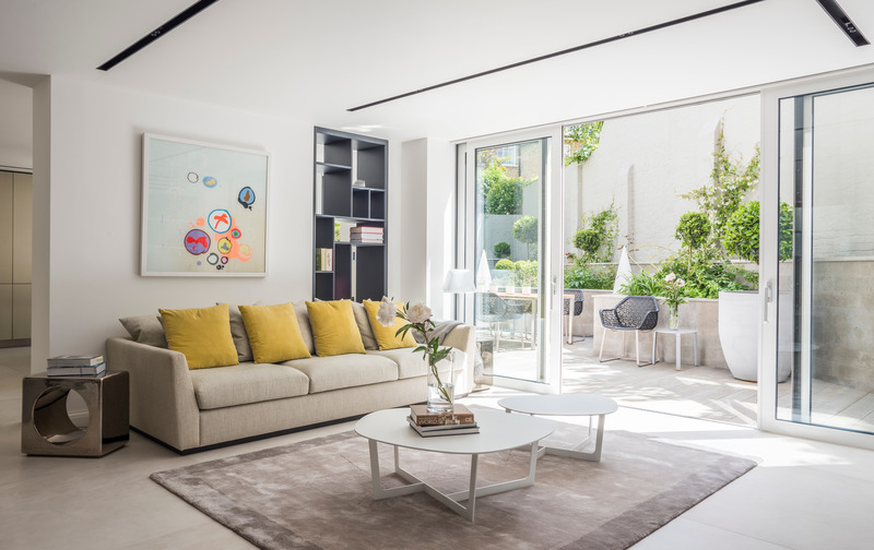 Press kit | 2147-03 - Press release | KNOF Design Creates a Unified Kensington Townhouse - KNOF design - Residential Interior Design - OPEN FAMILY LOUNGE AREA - Photo credit: DAVID CLEVELAND