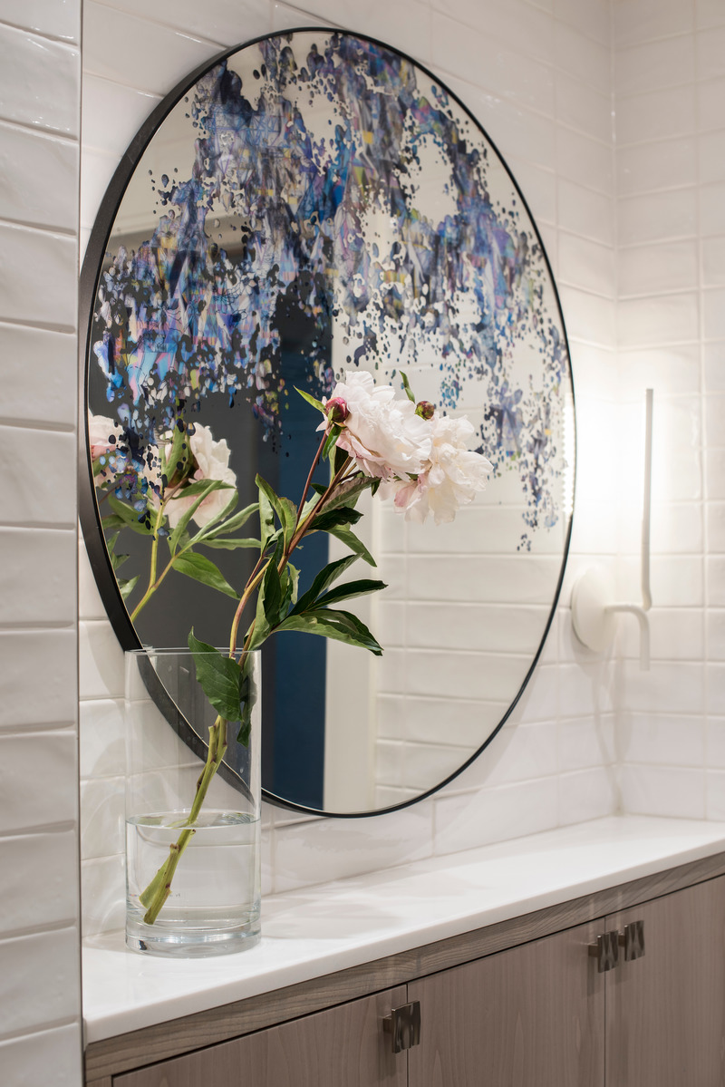 Press kit | 2147-03 - Press release | KNOF Design Creates a Unified Kensington Townhouse - KNOF design - Residential Interior Design - GUEST TOILET MIRROR DETAIL - Photo credit: DAVID CLEVELAND