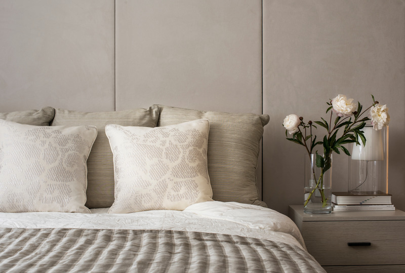 Press kit | 2147-03 - Press release | KNOF Design Creates a Unified Kensington Townhouse - KNOF design - Residential Interior Design - LGF GUEST ROOM - Photo credit: DAVID CLEVELAND