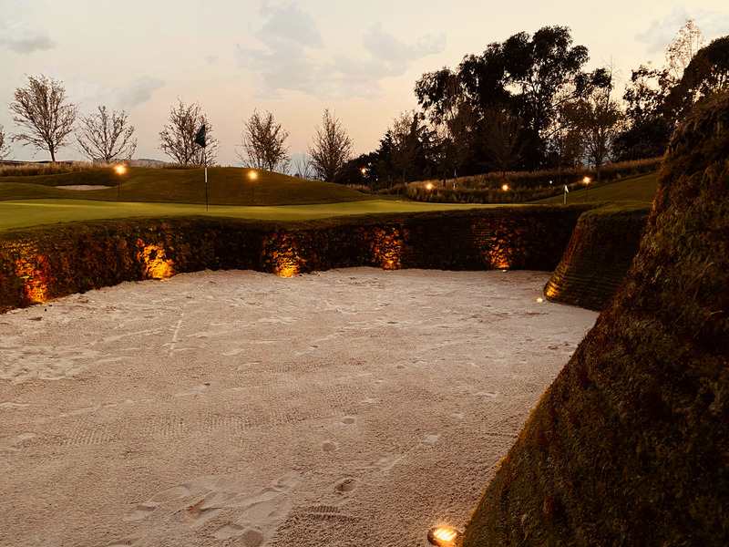Dossier de presse | 5512-01 - Communiqué de presse | Pizá Golf’s Private Collection Offers State-of-the-Art Golf Practice Facilities with Wellness and Togetherness - Pizá Golf - Architecture de paysage - Central Bunker coined The Pit - Crédit photo : Agustin Piza  
