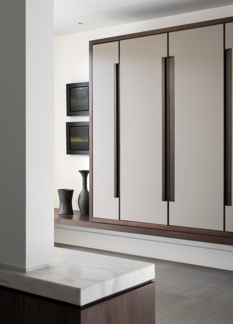 Press kit | 2941-03 - Press release | Annex Coach House - Taylor Smyth Architects - Residential Architecture - Built-in millwork, combining walnut, lacquered wood and custom closet doors of leather trimmed in bronze - Photo credit: Doublespace Photography Inc.