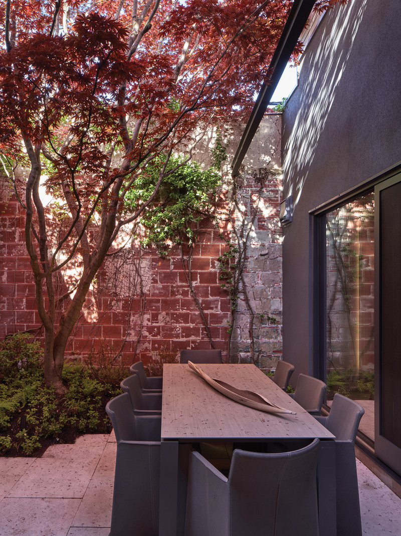 Press kit | 2941-03 - Press release | Annex Coach House - Taylor Smyth Architects - Residential Architecture - Ivy-clad landscaped courtyards.  - Photo credit: Doublespace Photography Inc.