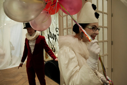 Press kit | 962-01 - Press release | The fantasies of Charles, his table and his guests - Charles Kaisin - Product - Arrivée de Marie-Jo Lafontaine - Photo credit: Marie-Françoise Plissart