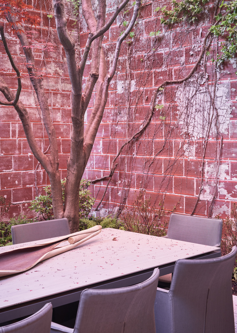 Press kit | 2941-03 - Press release | Annex Coach House - Taylor Smyth Architects - Residential Architecture - Ivy-clad landscaped courtyards.  - Photo credit: Doublespace Photography Inc.