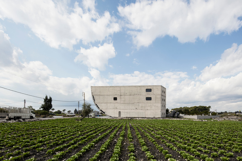 Dossier de presse | 5548-01 - Communiqué de presse | In Time of Turmoil, a New Office Building Challenges Established Building Code - Domaine Public Architects - Architecture commerciale - Crédit photo : Ieva Saudargaite<br>