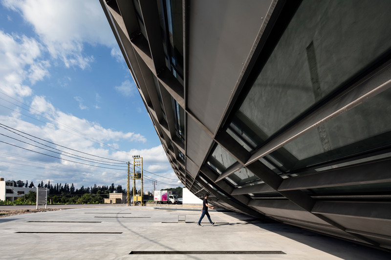 Dossier de presse | 5548-01 - Communiqué de presse | In Time of Turmoil, a New Office Building Challenges Established Building Code - Domaine Public Architects - Architecture commerciale - Crédit photo : Ieva Saudargaite