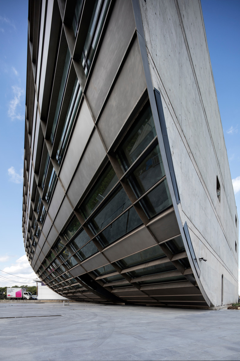 Dossier de presse | 5548-01 - Communiqué de presse | In Time of Turmoil, a New Office Building Challenges Established Building Code - Domaine Public Architects - Architecture commerciale - Crédit photo : Ieva Saudargaite