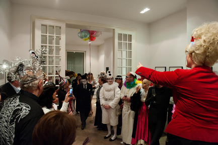 Press kit | 962-01 - Press release | The fantasies of Charles, his table and his guests - Charles Kaisin - Product - Les invités - En rang les enfants! - Photo credit: Marie-Françoise Plissart