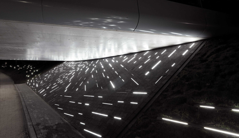Press kit | 5466-01 - Press release | Passing Trains Provoke a Waterfall of Light in Artwork by Matthias Oostrik - Matthias Oostrik - Art - Photo credit: Gert Jan van Rooij