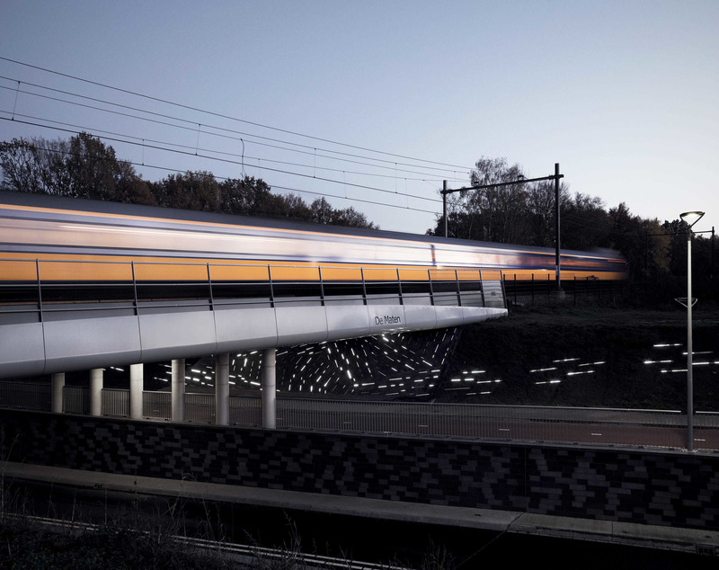 Press kit | 5466-01 - Press release | Passing Trains Provoke a Waterfall of Light in Artwork by Matthias Oostrik - Matthias Oostrik - Art - Photo credit: Gert Jan van Rooij