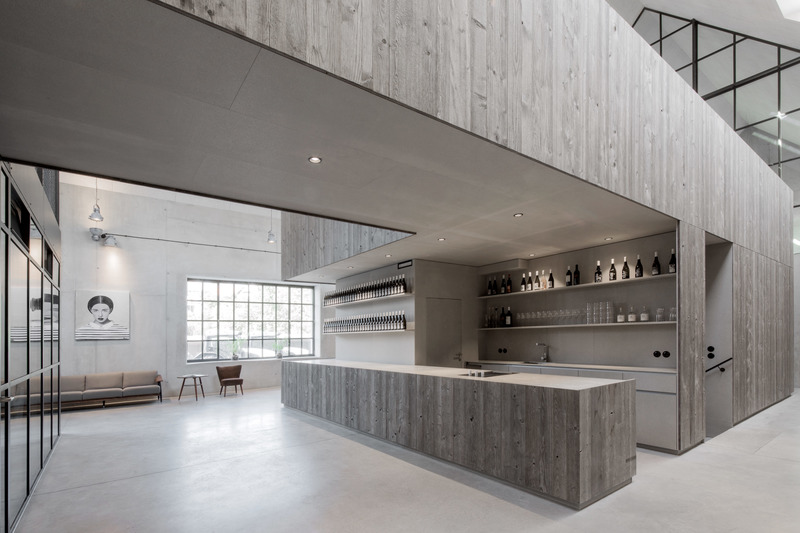 Dossier de presse | 5356-01 - Communiqué de presse | Weinmanufaktur Clemens Strobl - destilat design studio - Design d’intérieur commercial - winery_entry/reception_ground floor - Crédit photo : Monika Nguyen