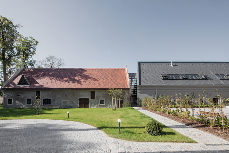 Dossier de presse | 5356-01 - Communiqué de presse | Weinmanufaktur Clemens Strobl - destilat design studio - Design d’intérieur commercial - winery_old and new - Crédit photo : Monika Nguyen