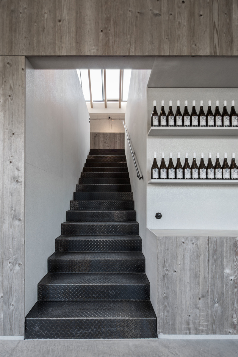 Dossier de presse | 5356-01 - Communiqué de presse | Weinmanufaktur Clemens Strobl - destilat design studio - Design d’intérieur commercial - stairs up to the office - Crédit photo : Monika Nguyen