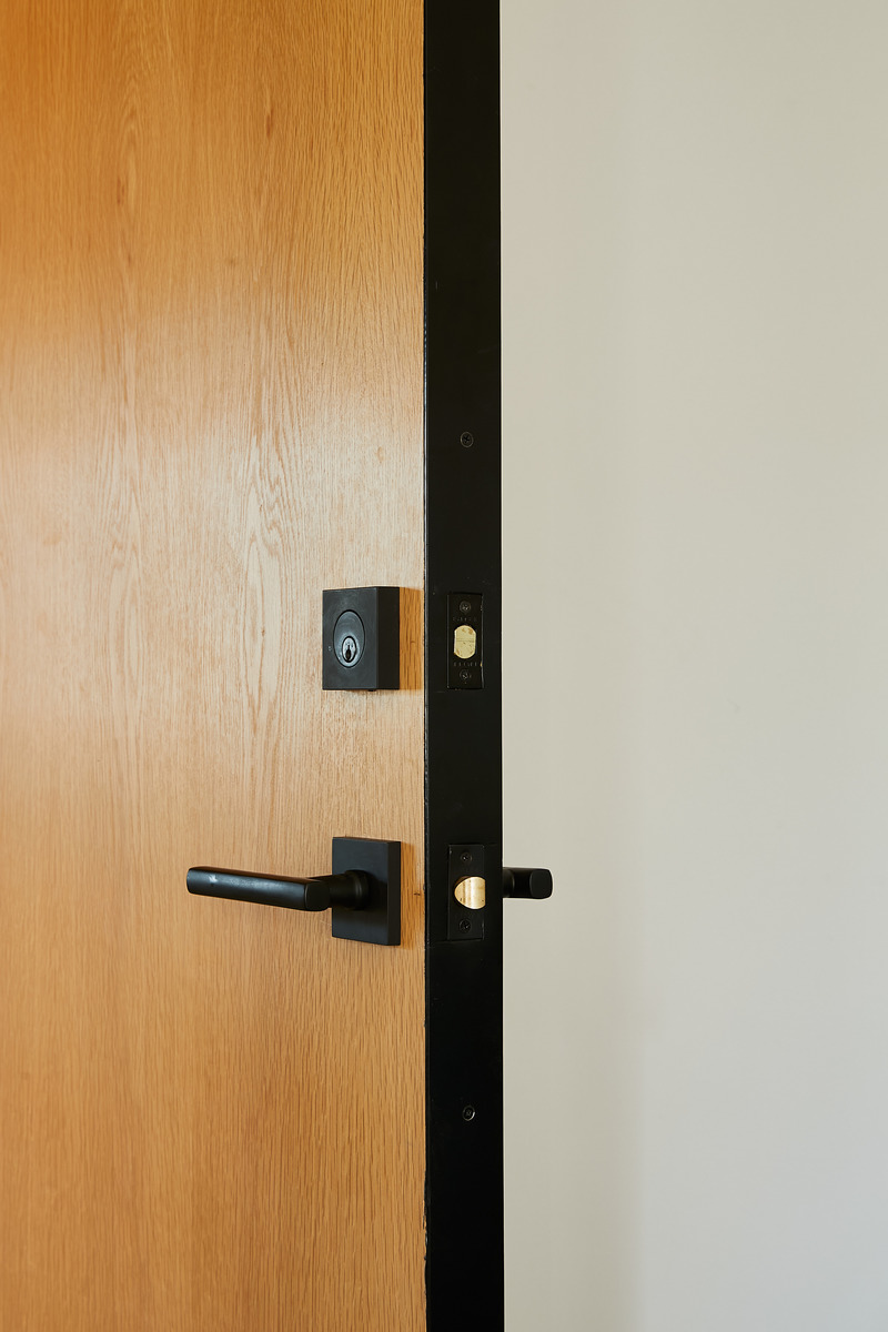 Dossier de presse | 4369-03 - Communiqué de presse | Lazy Eye - Wick Architecture and Design - Design d’intérieur commercial - Door edge detail - Crédit photo : Nicole LaMotte