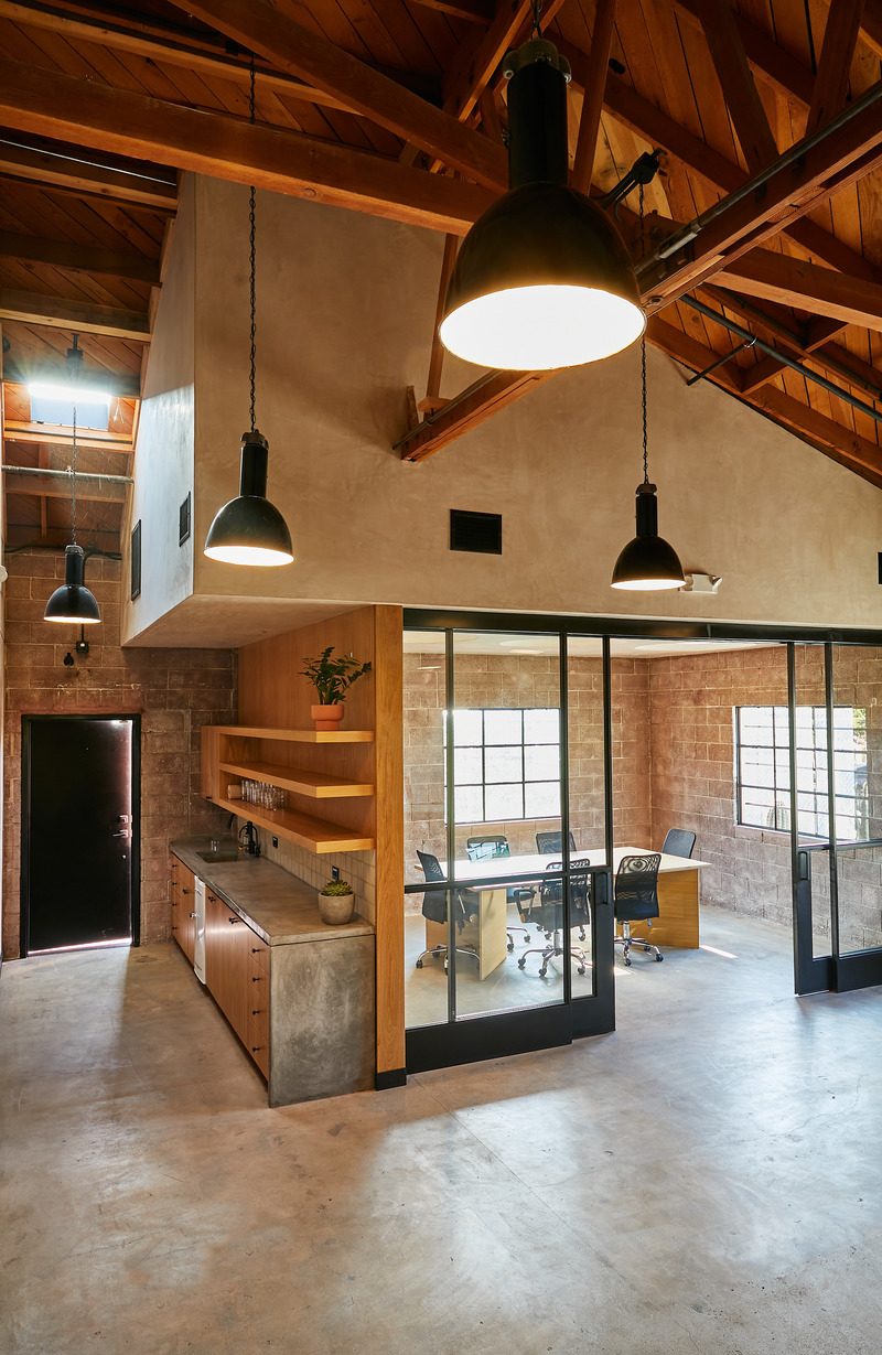 Dossier de presse | 4369-03 - Communiqué de presse | Lazy Eye - Wick Architecture and Design - Design d’intérieur commercial - Interior looking at kitchenette and conference room - Crédit photo : Nicole LaMotte